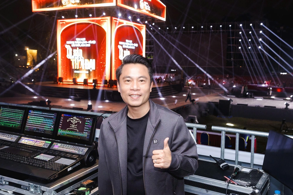 Tổng đạo diễn Phạm Hoàng Giang chia sẻ về hậu trường Lễ khai mạc Festival Thăng Long - Hà Nội - Ảnh 1. Tổng đạo diễn Phạm Hoàng Giang chia sẻ về hậu trường Lễ khai mạc Festival Thăng Long - Hà Nội - Ảnh 1.