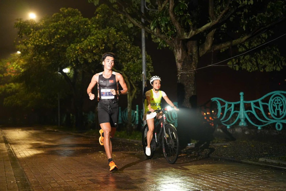Huỳnh Anh Khôi lập kỳ tích mới nhất, lọt top 5 chân chạy marathon nhanh nhất lịch sử Việt Nam ở tuổi 22 - Ảnh 1. Huỳnh Anh Khôi lập kỳ tích mới nhất, lọt top 5 chân chạy marathon nhanh nhất lịch sử Việt Nam ở tuổi 22 - Ảnh 1.