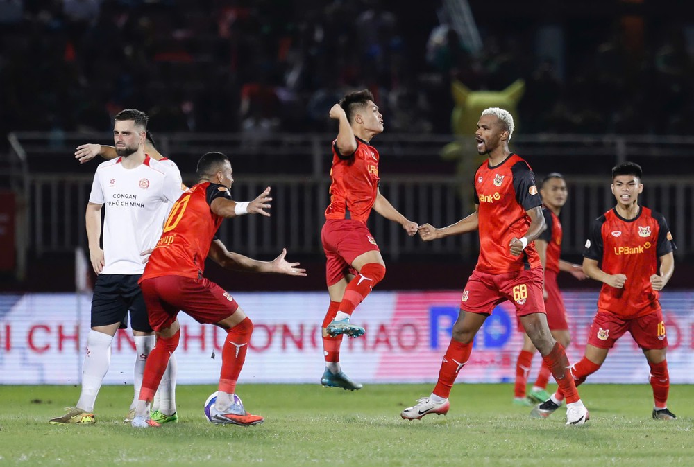 Ninh Bình đánh bại chủ nhà Công An TPHCM 4-3 ở vòng 11 V-League. Ảnh: Hoàng Linh Ninh Bình đánh bại chủ nhà Công An TPHCM 4-3 ở vòng 11 V-League. Ảnh: Hoàng Linh
