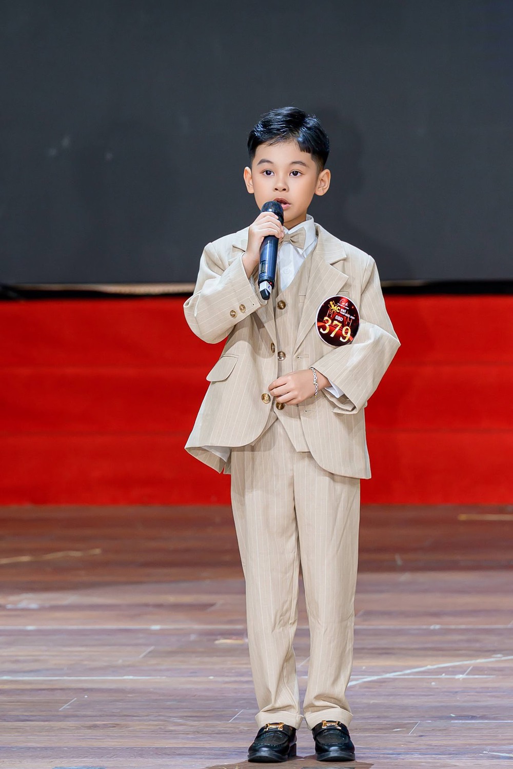 Cậu bé 6 tuổi giành Quán quân MC nhí toàn quốc năm 2025 - Ảnh 2. Cậu bé 6 tuổi giành Quán quân MC nhí toàn quốc năm 2025 - Ảnh 2.