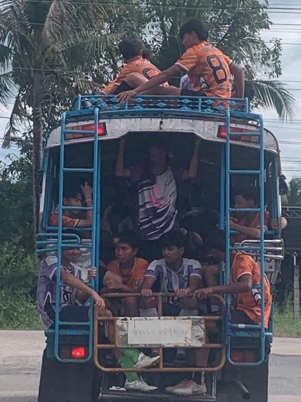 Đội bóng trường làng viết câu chuyện cổ tích gây sốt, di chuyển trên xe cũ kỹ nhưng thắng các đội mạnh để vào chung kết - Ảnh 1. Đội bóng trường làng viết câu chuyện cổ tích gây sốt, di chuyển trên xe cũ kỹ nhưng thắng các đội mạnh để vào chung kết - Ảnh 1.