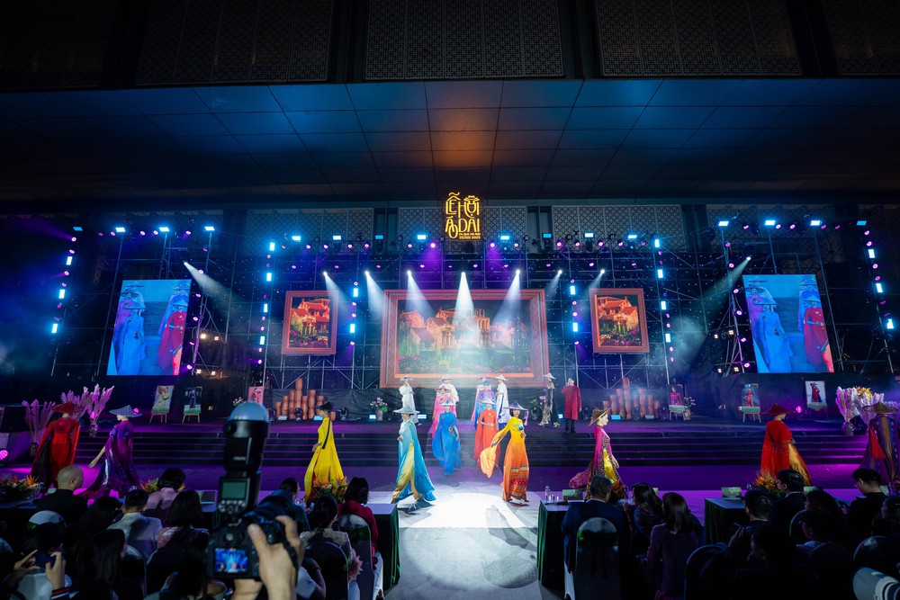 BST gây ấn tượng tại Lễ hội Áo dài Du lịch 2025 mang hương sắc Việt Nam - Ảnh 5. BST gây ấn tượng tại Lễ hội Áo dài Du lịch 2025 mang hương sắc Việt Nam - Ảnh 5.