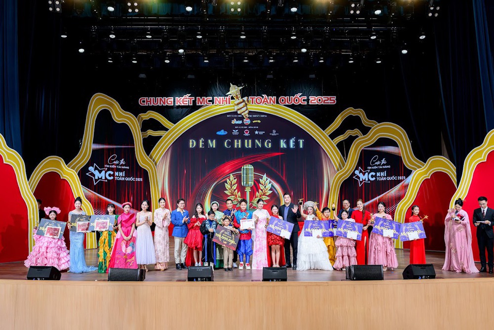 Cậu bé 6 tuổi giành Quán quân MC nhí toàn quốc năm 2025 - Ảnh 3. Cậu bé 6 tuổi giành Quán quân MC nhí toàn quốc năm 2025 - Ảnh 3.