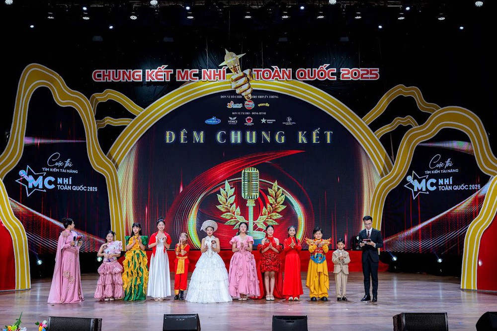 Cậu bé 6 tuổi giành Quán quân MC nhí toàn quốc năm 2025 - Ảnh 1. Cậu bé 6 tuổi giành Quán quân MC nhí toàn quốc năm 2025 - Ảnh 1.
