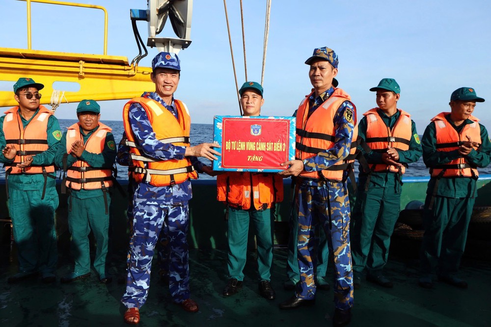 Thực hiện “4 chống”, “4 nhất” trong phòng chống khai thác hải sản IUU tại vùng biển giáp ranh - Ảnh 1.