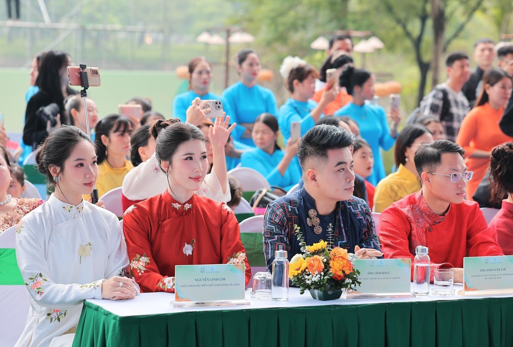 Phụ nữ Thủ đô đồng diễn áo dài khẳng định bản sắc văn hoá trong thời kỳ hội nhập - Ảnh 4. Phụ nữ Thủ đô đồng diễn áo dài khẳng định bản sắc văn hoá trong thời kỳ hội nhập - Ảnh 4.