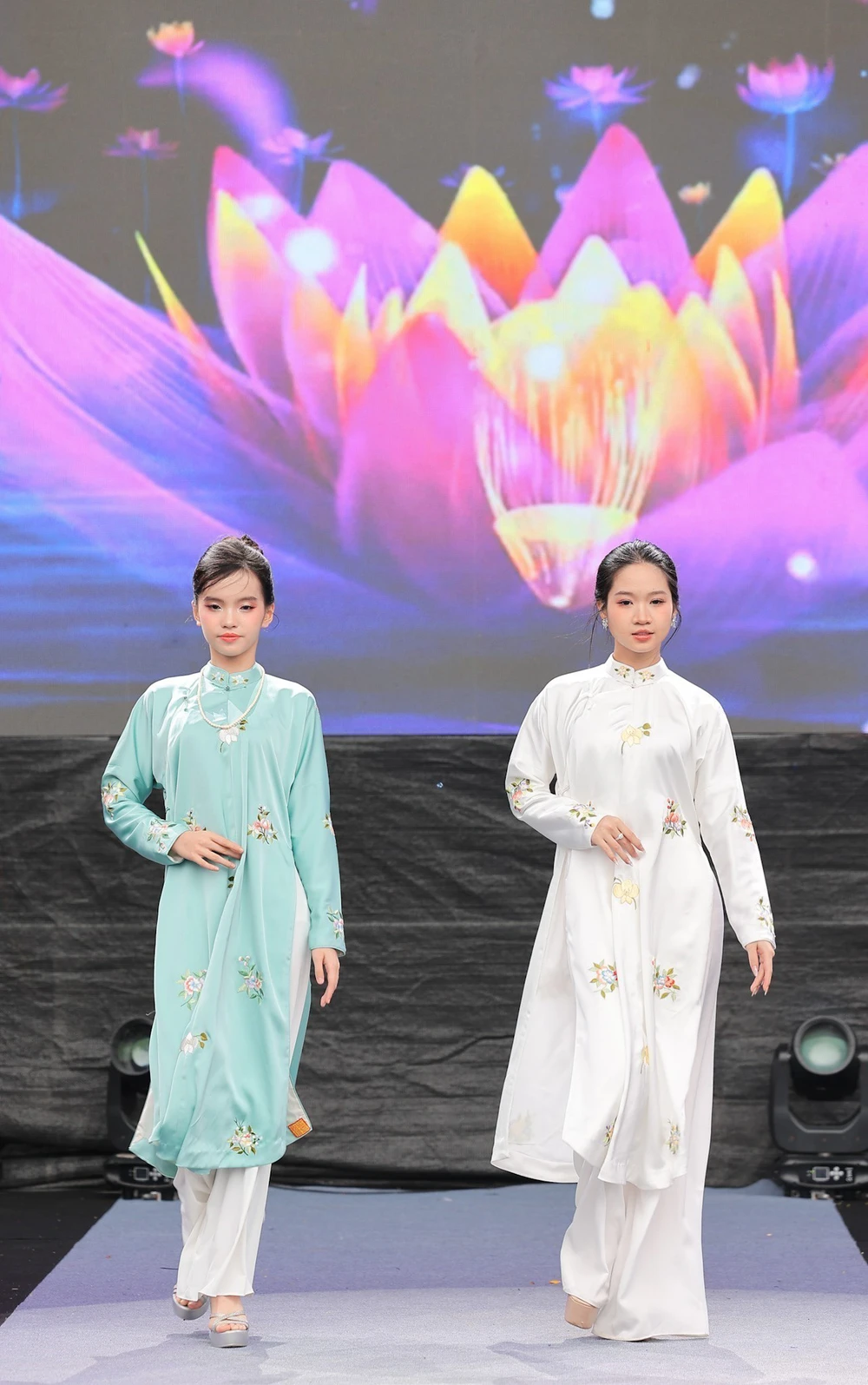 Phụ nữ Thủ đô đồng diễn áo dài khẳng định bản sắc văn hoá trong thời kỳ hội nhập - Ảnh 7. Phụ nữ Thủ đô đồng diễn áo dài khẳng định bản sắc văn hoá trong thời kỳ hội nhập - Ảnh 7.