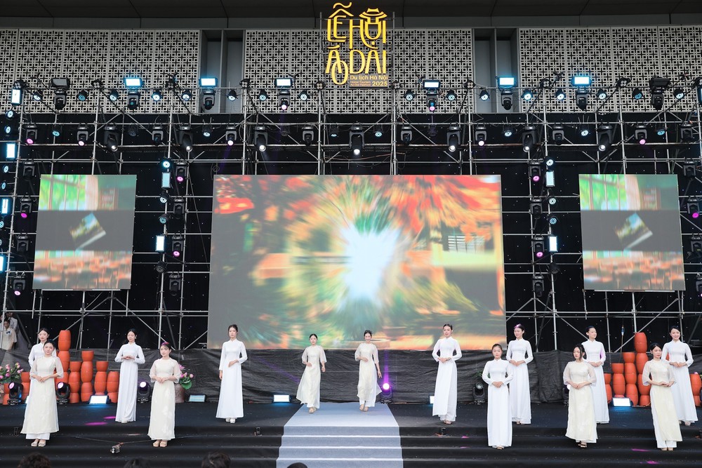 Phụ nữ Thủ đô đồng diễn áo dài khẳng định bản sắc văn hoá trong thời kỳ hội nhập - Ảnh 6. Phụ nữ Thủ đô đồng diễn áo dài khẳng định bản sắc văn hoá trong thời kỳ hội nhập - Ảnh 6.