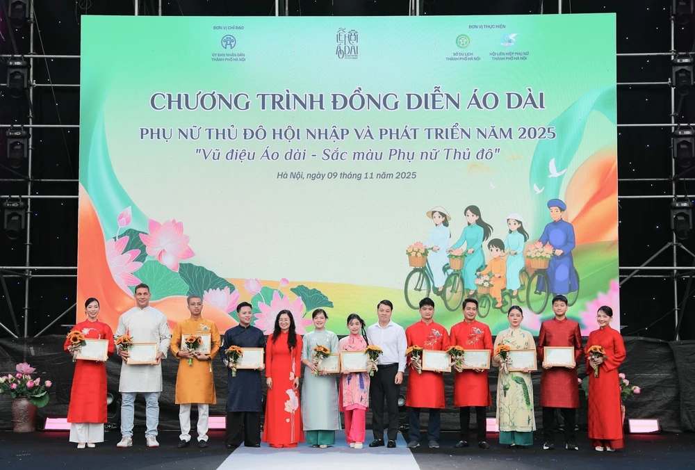 Phụ nữ Thủ đô đồng diễn áo dài khẳng định bản sắc văn hoá trong thời kỳ hội nhập - Ảnh 3. Phụ nữ Thủ đô đồng diễn áo dài khẳng định bản sắc văn hoá trong thời kỳ hội nhập - Ảnh 3.