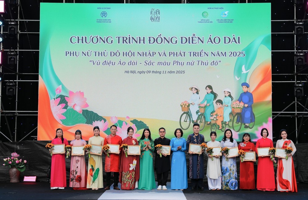 Phụ nữ Thủ đô đồng diễn áo dài khẳng định bản sắc văn hoá trong thời kỳ hội nhập - Ảnh 2. Phụ nữ Thủ đô đồng diễn áo dài khẳng định bản sắc văn hoá trong thời kỳ hội nhập - Ảnh 2.