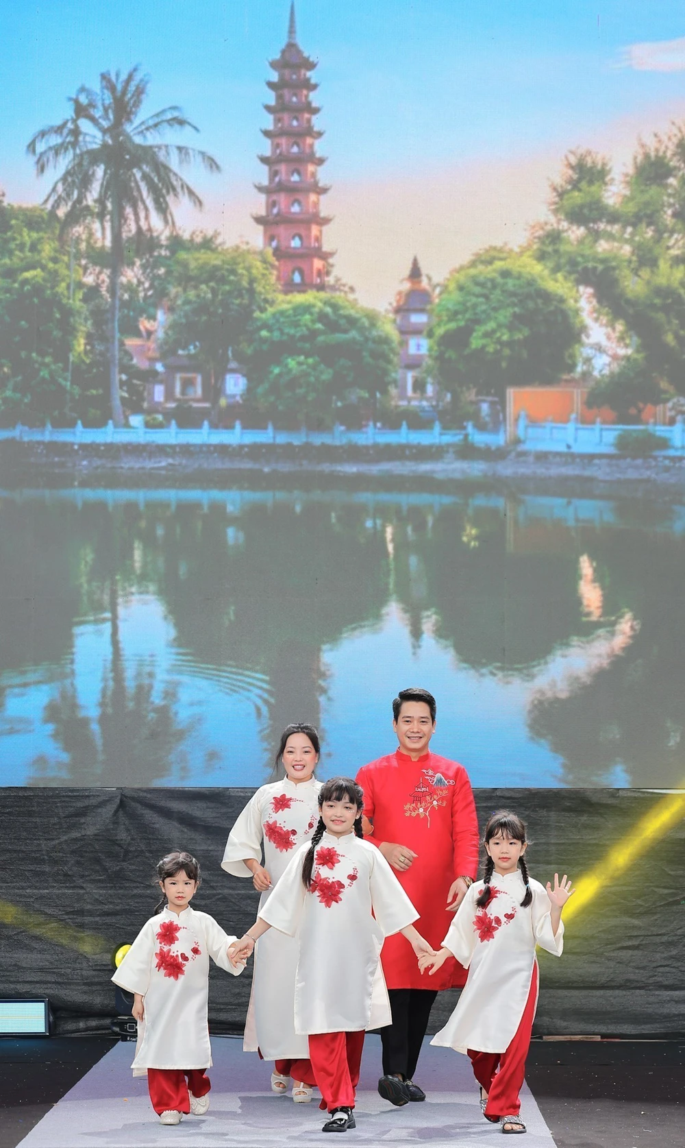 Phụ nữ Thủ đô đồng diễn áo dài khẳng định bản sắc văn hoá trong thời kỳ hội nhập - Ảnh 8. Phụ nữ Thủ đô đồng diễn áo dài khẳng định bản sắc văn hoá trong thời kỳ hội nhập - Ảnh 8.