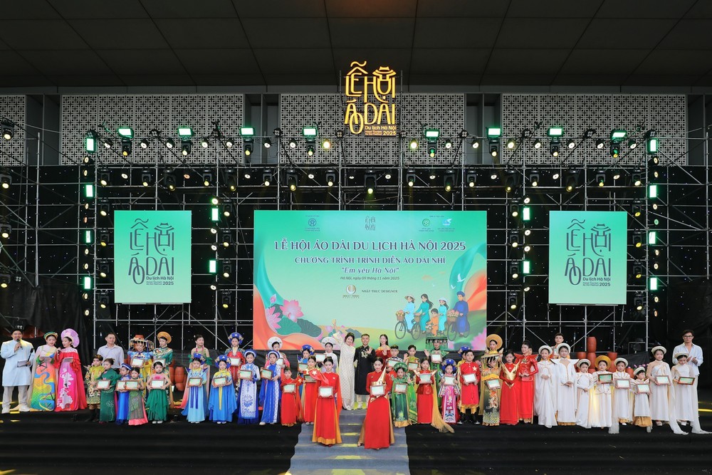 Trình diễn áo dài nhí “Em yêu Hà Nội” - Ảnh 2. Trình diễn áo dài nhí “Em yêu Hà Nội” - Ảnh 2.