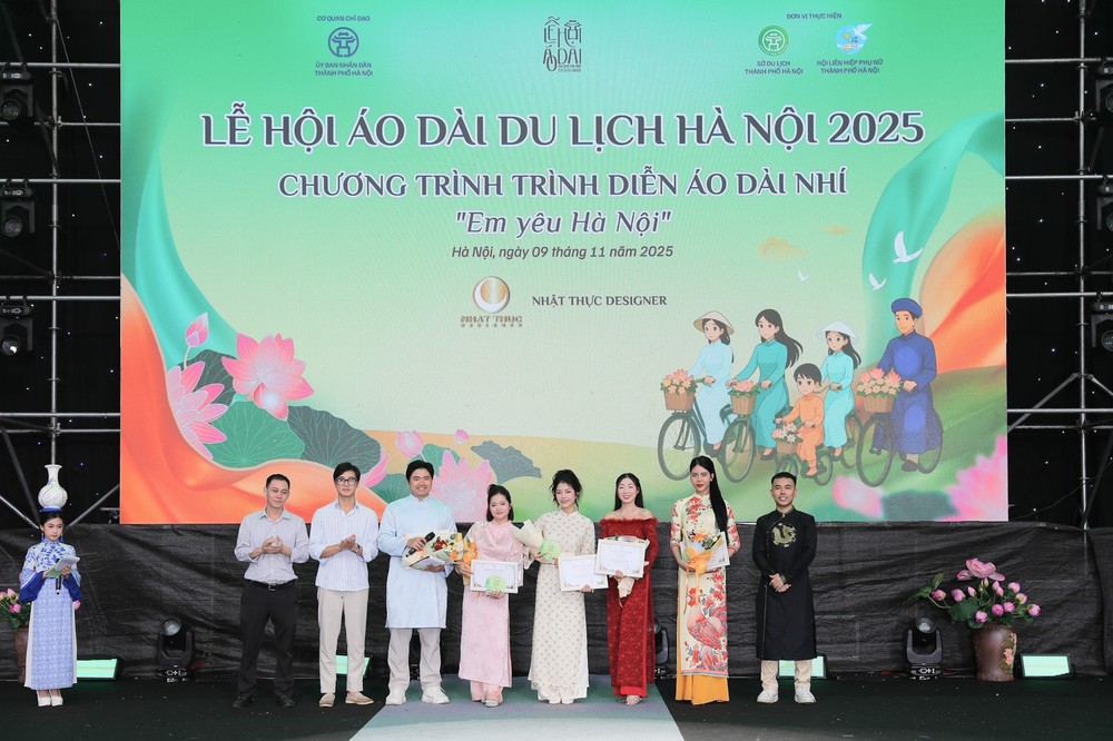 Trình diễn áo dài nhí “Em yêu Hà Nội” - Ảnh 4. Trình diễn áo dài nhí “Em yêu Hà Nội” - Ảnh 4.