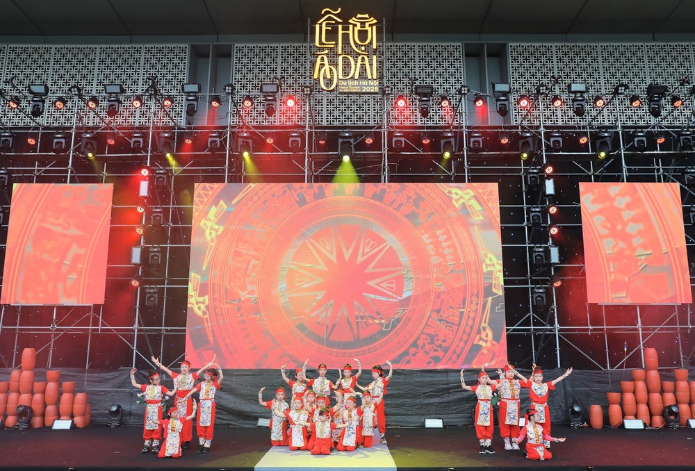 Trình diễn áo dài nhí “Em yêu Hà Nội” - Ảnh 1. Trình diễn áo dài nhí “Em yêu Hà Nội” - Ảnh 1.