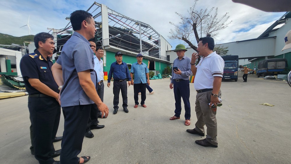 Gia Lai: Khẩn trương di dời hàng thiết yếu trước dự báo mưa lớn ở khu công nghiệp Nhơn Hội - Ảnh 1. Gia Lai: Khẩn trương di dời hàng thiết yếu trước dự báo mưa lớn ở khu công nghiệp Nhơn Hội - Ảnh 1.