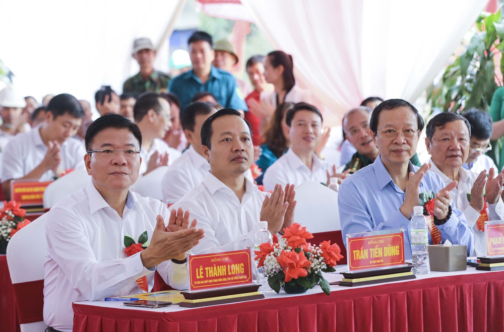 Phó Thủ tướng Lê Thành Long dự Lễ khởi công trường phổ thông liên cấp tại tỉnh Điện Biên - Ảnh 3. Phó Thủ tướng Lê Thành Long dự Lễ khởi công trường phổ thông liên cấp tại tỉnh Điện Biên - Ảnh 3.