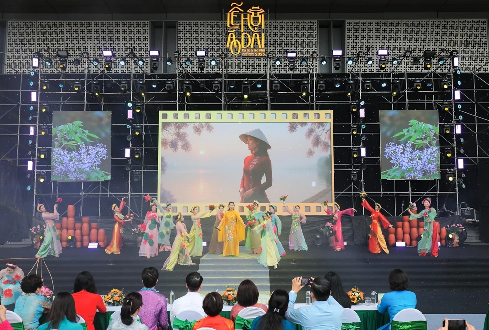 Phụ nữ Thủ đô đồng diễn áo dài khẳng định bản sắc văn hoá trong thời kỳ hội nhập - Ảnh 5. Phụ nữ Thủ đô đồng diễn áo dài khẳng định bản sắc văn hoá trong thời kỳ hội nhập - Ảnh 5.