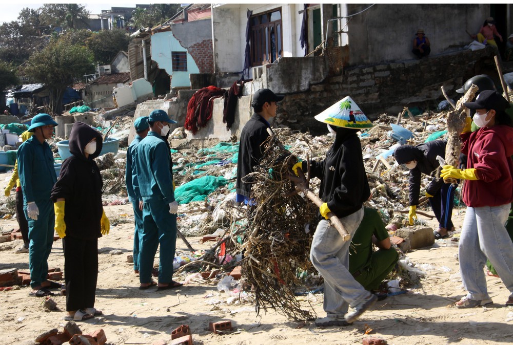 Bão số 13 và hoàn lưu bão làm 179 tàu bị sóng đánh chìm, hư hỏng - Ảnh 2. Bão số 13 và hoàn lưu bão làm 179 tàu bị sóng đánh chìm, hư hỏng - Ảnh 2.