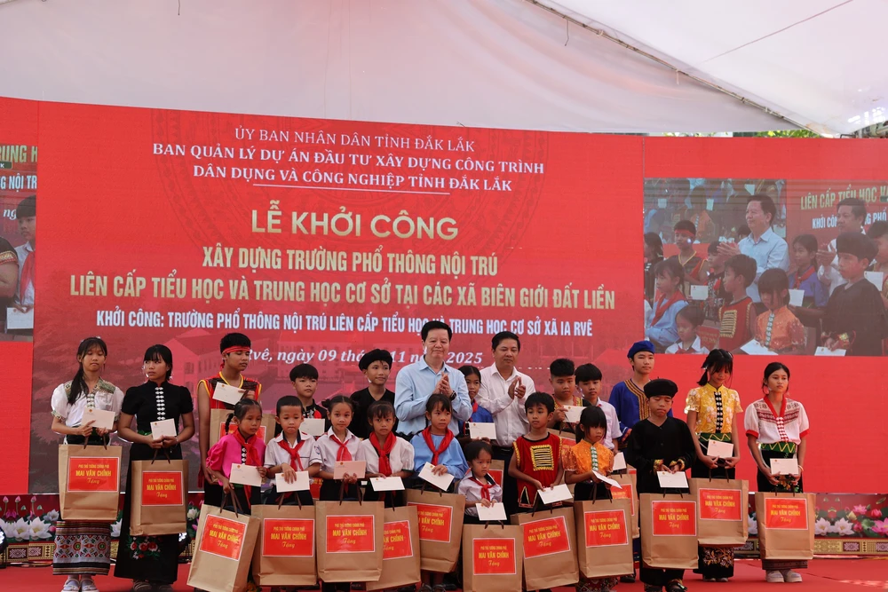 Phó Thủ tướng Mai Văn Chính dự Lễ khởi công trường phổ thông liên cấp tại xã biên giới Đắk Lắk - Ảnh 3. Phó Thủ tướng Mai Văn Chính dự Lễ khởi công trường phổ thông liên cấp tại xã biên giới Đắk Lắk - Ảnh 3.