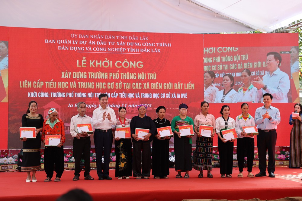 Phó Thủ tướng Mai Văn Chính dự Lễ khởi công trường phổ thông liên cấp tại xã biên giới Đắk Lắk - Ảnh 4. Phó Thủ tướng Mai Văn Chính dự Lễ khởi công trường phổ thông liên cấp tại xã biên giới Đắk Lắk - Ảnh 4.