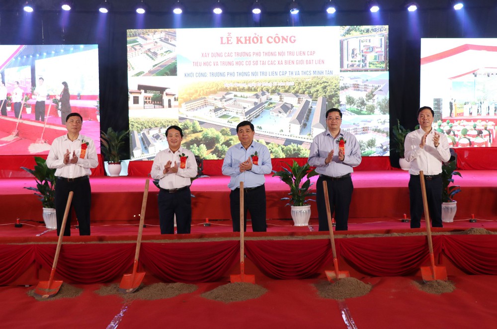 Phó Thủ tướng Nguyễn Chí Dũng dự Lễ khởi công xây dựng 5 trường học ở biên giới Tuyên Quang - Ảnh 2. Phó Thủ tướng Nguyễn Chí Dũng dự Lễ khởi công xây dựng 5 trường học ở biên giới Tuyên Quang - Ảnh 2.