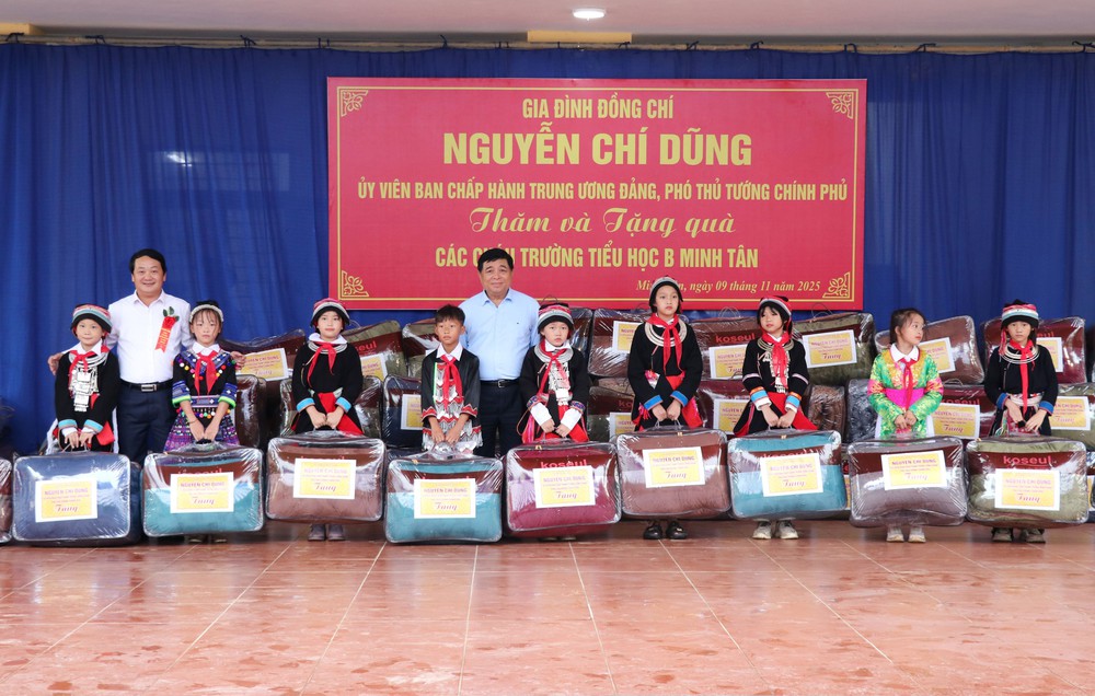 Phó Thủ tướng Nguyễn Chí Dũng dự Lễ khởi công xây dựng 5 trường học ở biên giới Tuyên Quang - Ảnh 4. Phó Thủ tướng Nguyễn Chí Dũng dự Lễ khởi công xây dựng 5 trường học ở biên giới Tuyên Quang - Ảnh 4.