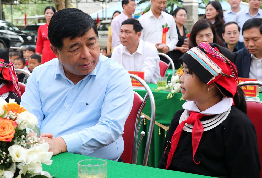Phó Thủ tướng Nguyễn Chí Dũng dự Lễ khởi công xây dựng 5 trường học ở biên giới Tuyên Quang - Ảnh 5. Phó Thủ tướng Nguyễn Chí Dũng dự Lễ khởi công xây dựng 5 trường học ở biên giới Tuyên Quang - Ảnh 5.