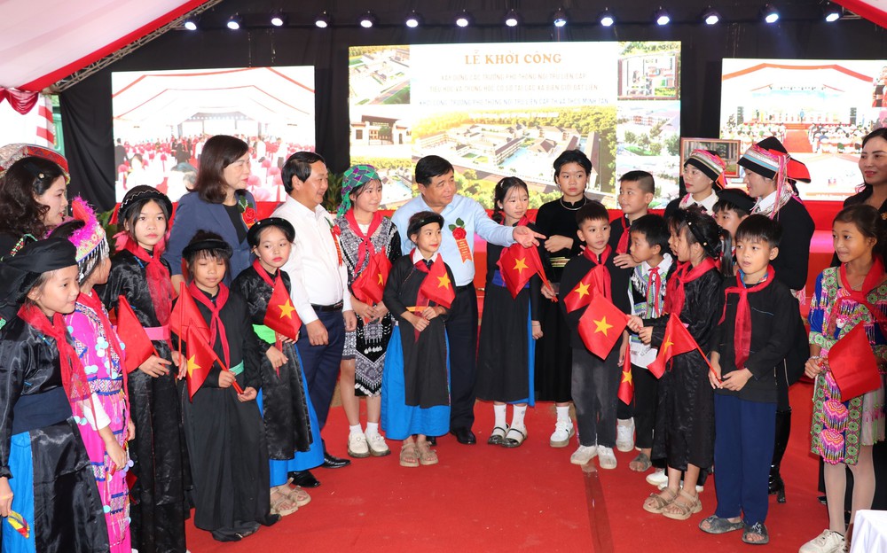 Phó Thủ tướng Nguyễn Chí Dũng dự Lễ khởi công xây dựng 5 trường học ở biên giới Tuyên Quang - Ảnh 6. Phó Thủ tướng Nguyễn Chí Dũng dự Lễ khởi công xây dựng 5 trường học ở biên giới Tuyên Quang - Ảnh 6.