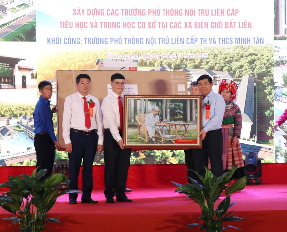 Phó Thủ tướng Nguyễn Chí Dũng dự Lễ khởi công xây dựng 5 trường học ở biên giới Tuyên Quang - Ảnh 3. Phó Thủ tướng Nguyễn Chí Dũng dự Lễ khởi công xây dựng 5 trường học ở biên giới Tuyên Quang - Ảnh 3.