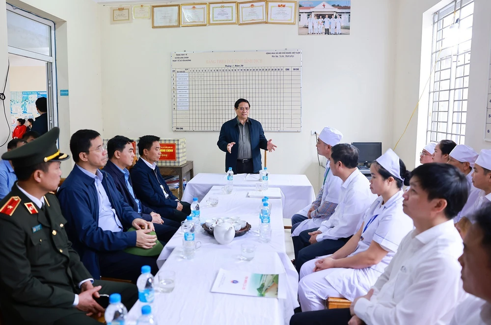Thủ tướng thăm lực lượng công an và y tế xã Yên Khương, Thanh Hoá - Ảnh 4.