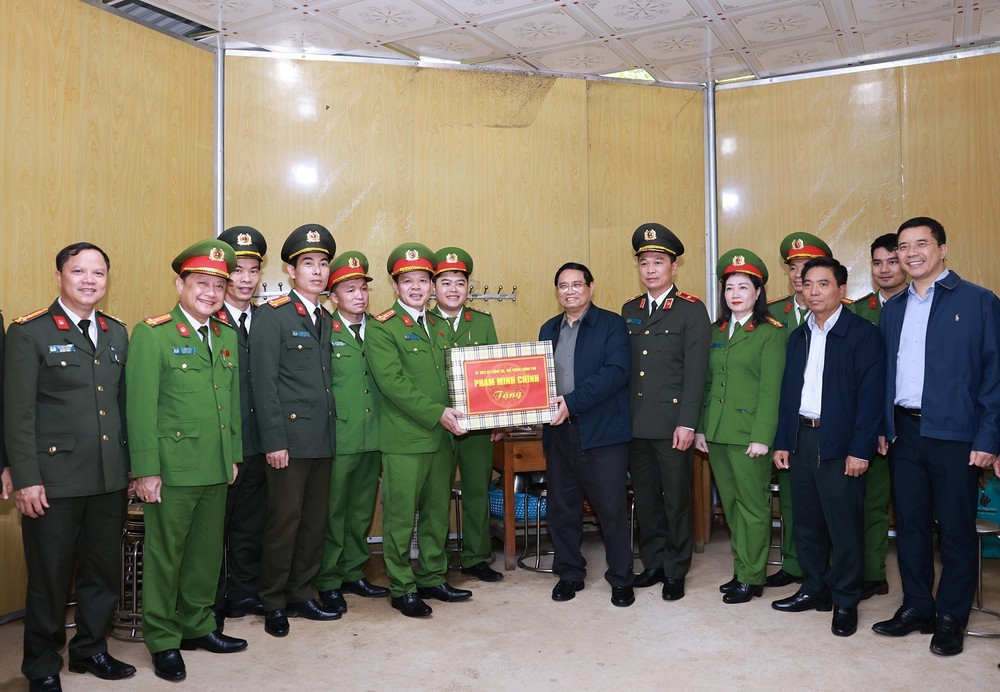 Thủ tướng thăm lực lượng công an và y tế xã Yên Khương, Thanh Hoá - Ảnh 3.