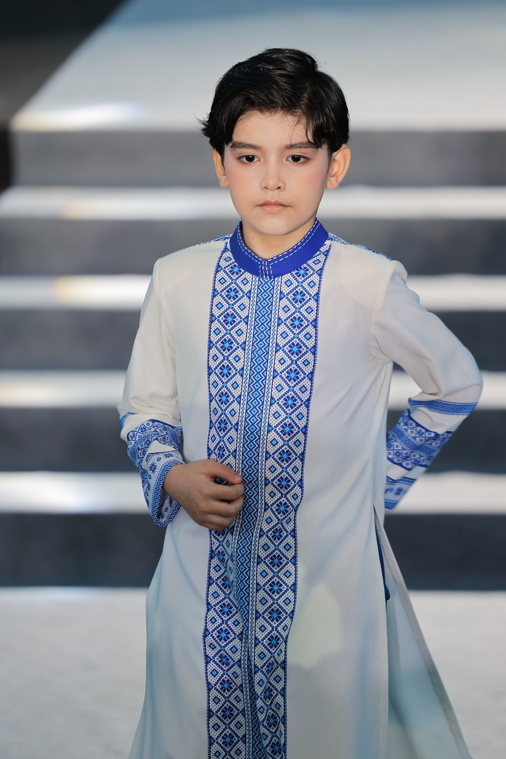 Trình diễn áo dài nhí “Em yêu Hà Nội” - Ảnh 9. Trình diễn áo dài nhí “Em yêu Hà Nội” - Ảnh 9.