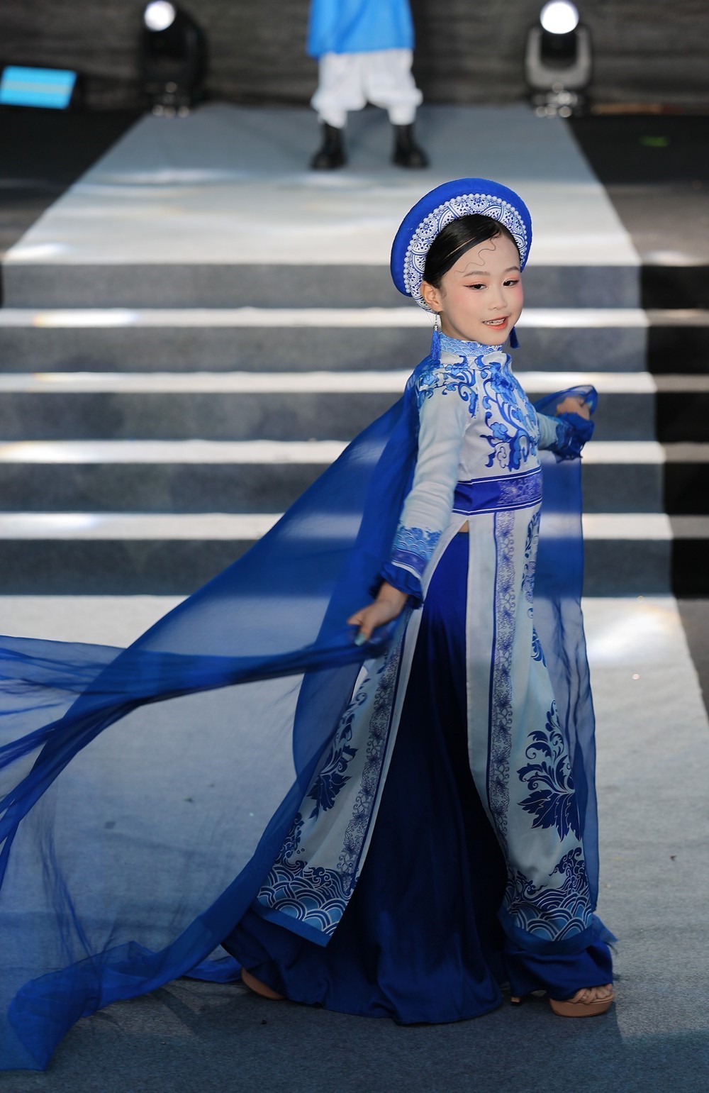 Trình diễn áo dài nhí “Em yêu Hà Nội” - Ảnh 8. Trình diễn áo dài nhí “Em yêu Hà Nội” - Ảnh 8.