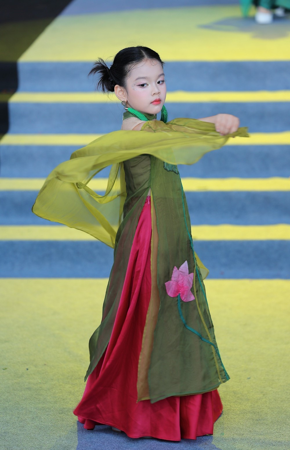 Trình diễn áo dài nhí “Em yêu Hà Nội” - Ảnh 6. Trình diễn áo dài nhí “Em yêu Hà Nội” - Ảnh 6.