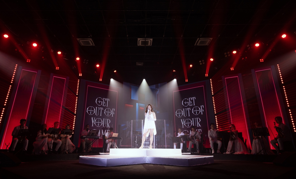 Hương Tràm trở lại với &quot;phao cứu sinh&quot; ở showcase sau 5 năm - Ảnh 4.