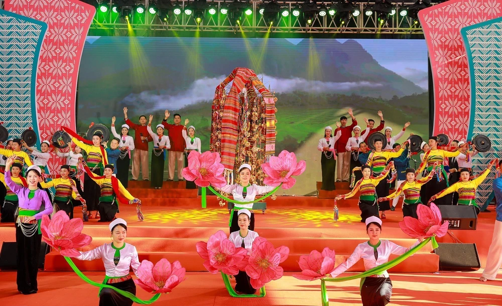 Trải nghiệm các hoạt động “Chào năm mới 2026” tại Làng Văn hóa - Du lịch các dân tộc Việt Nam - Ảnh 1.