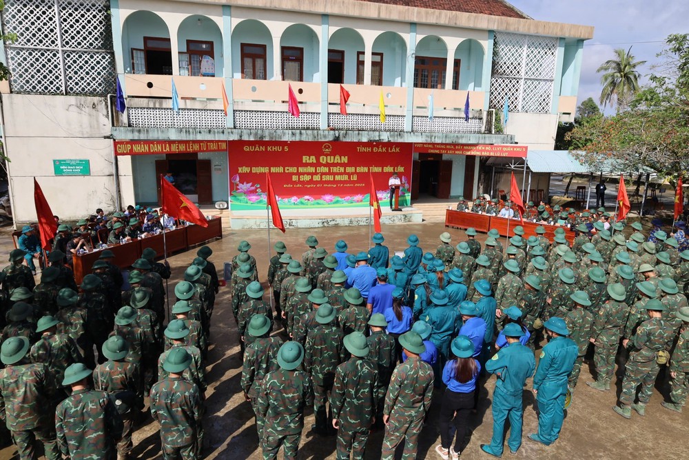 Thần tốc xây dựng, sửa chữa nhà ở cho người dân bị thiệt hại do mưa lũ - Ảnh 2.