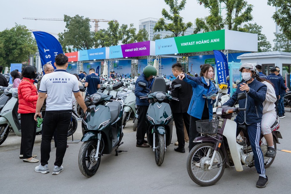 Thu xăng - đổi điện tại chỗ: Mô hình tiện lợi khiến người Hà Nội quyết đổi xe trong vài phút - Ảnh 1.