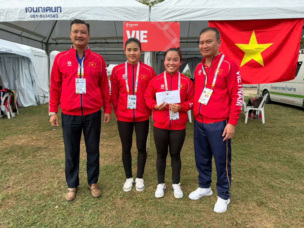 Trưởng đoàn Nguyễn Hồng Minh thưởng 'nóng' cho VĐV Việt Nam đầu tiên giành HCV SEA Games 33 - Ảnh 1. Trưởng đoàn Nguyễn Hồng Minh thưởng 'nóng' cho VĐV Việt Nam đầu tiên giành HCV SEA Games 33 - Ảnh 1.