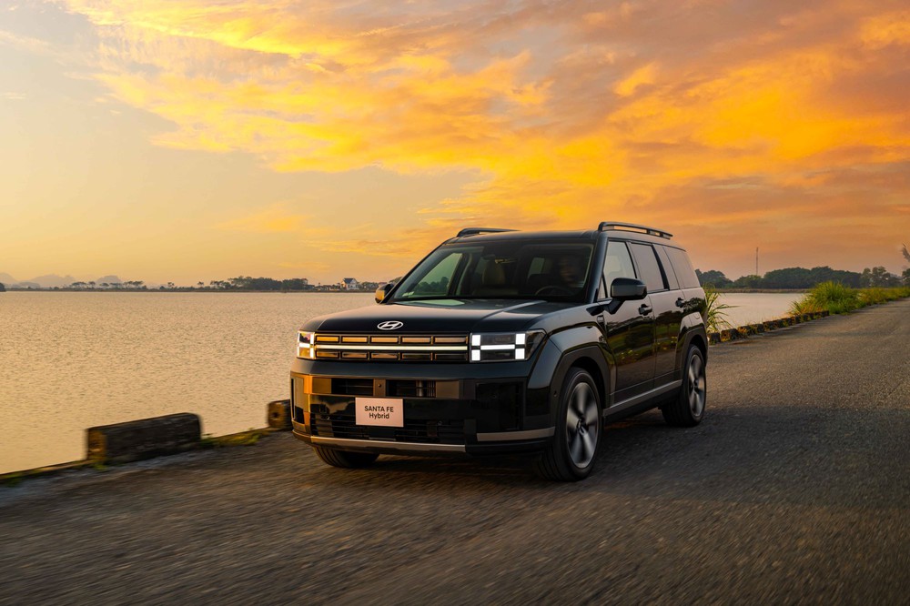 SantaFe thêm bản hybrid, trang bị cao cấp, đắt hơn bản xăng 4 triệu đồng - Ảnh 1.