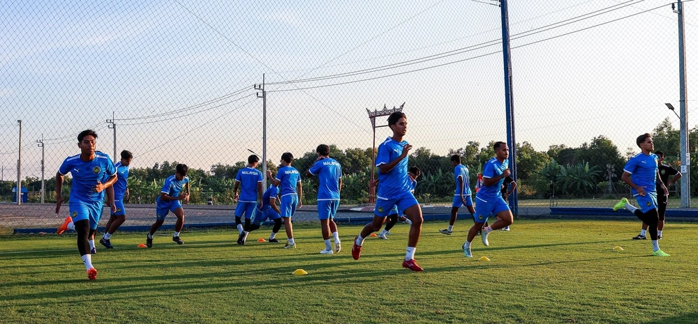 U22 Malaysia có viện binh, dùng 'chiêu' đặc biệt trước trận đấu quyết định với U22 Việt Nam ở SEA Games 2025 - Ảnh 2. U22 Malaysia có viện binh, dùng 'chiêu' đặc biệt trước trận đấu quyết định với U22 Việt Nam ở SEA Games 2025 - Ảnh 2.