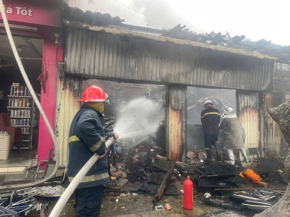 Nhanh chóng dập tắt đám cháy trên phố Lò Đúc, Hà Nội - Ảnh 1.