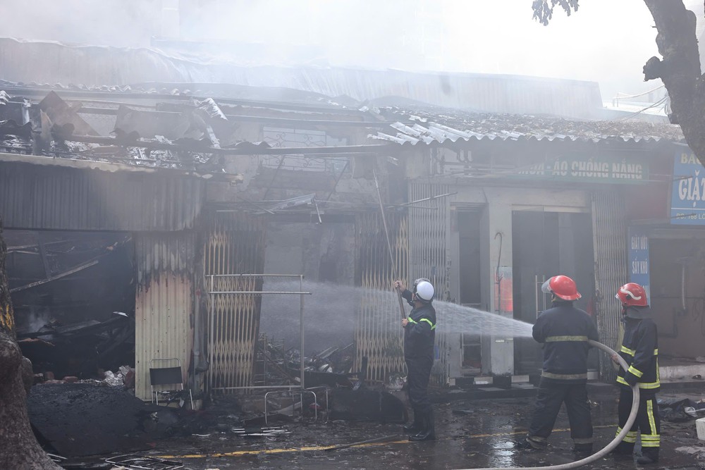 Nhanh chóng dập tắt đám cháy trên phố Lò Đúc, Hà Nội - Ảnh 2.