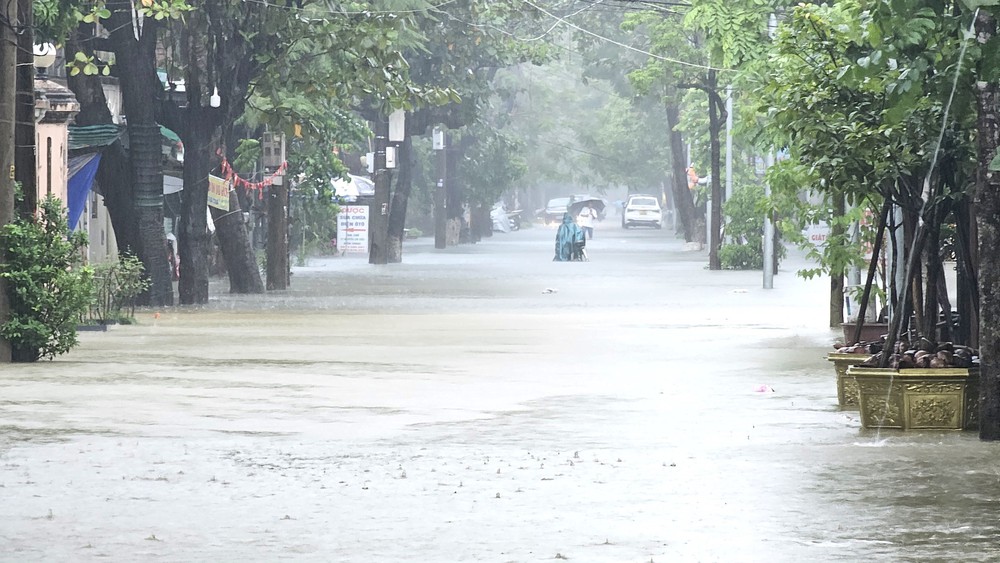 Thời tiết chiều tối và đêm 10/12: Tp. Huế và khu vực duyên hải Nam Trung Bộ có mưa vừa, mưa to - Ảnh 1.