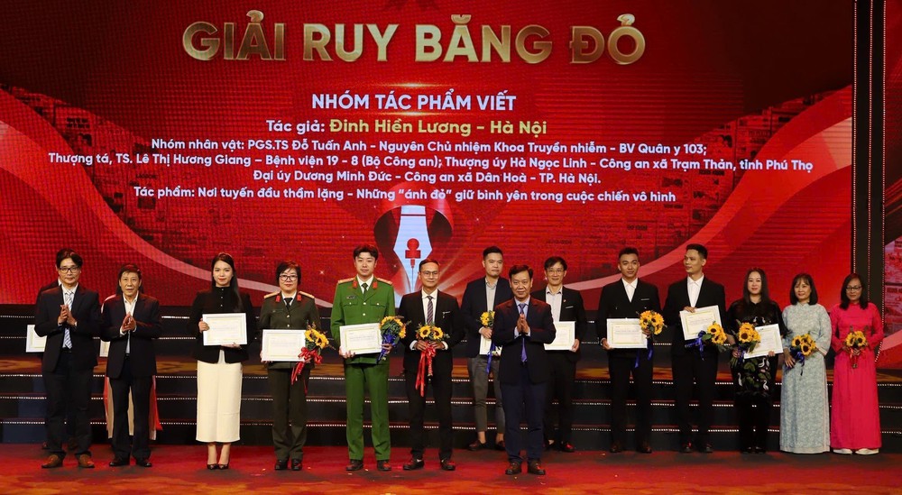 TTXVN đoạt giải Nhất Giải Báo chí toàn quốc về phòng, chống HIV/AIDS - Ảnh 5. TTXVN đoạt giải Nhất Giải Báo chí toàn quốc về phòng, chống HIV/AIDS - Ảnh 5.