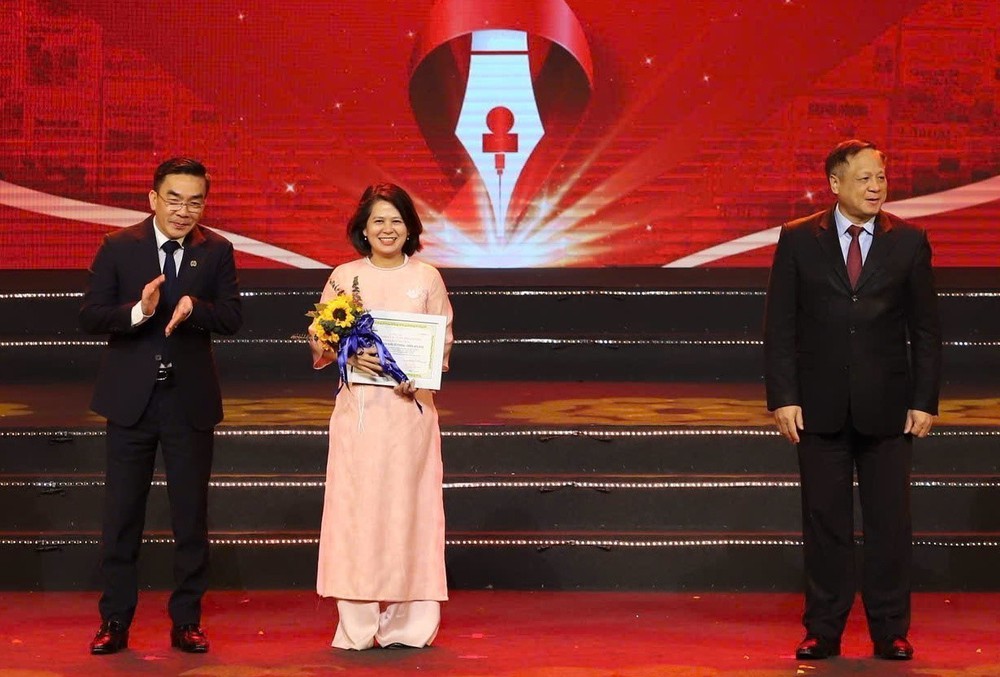 TTXVN đoạt giải Nhất Giải Báo chí toàn quốc về phòng, chống HIV/AIDS - Ảnh 3. TTXVN đoạt giải Nhất Giải Báo chí toàn quốc về phòng, chống HIV/AIDS - Ảnh 3.