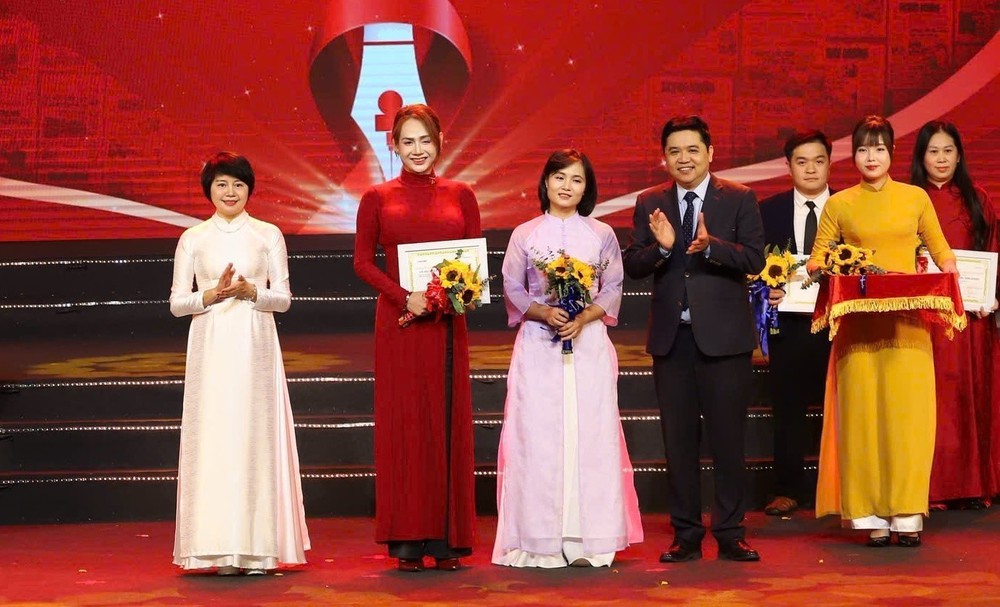 TTXVN đoạt giải Nhất Giải Báo chí toàn quốc về phòng, chống HIV/AIDS - Ảnh 4. TTXVN đoạt giải Nhất Giải Báo chí toàn quốc về phòng, chống HIV/AIDS - Ảnh 4.