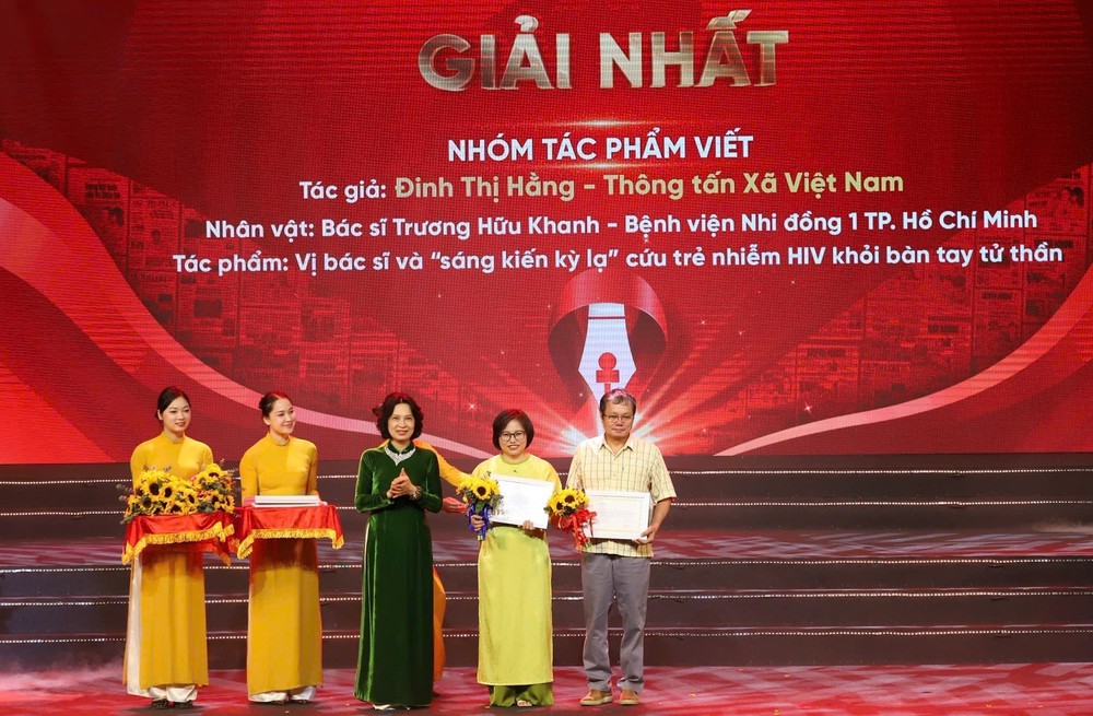 TTXVN đoạt giải Nhất Giải Báo chí toàn quốc về phòng, chống HIV/AIDS - Ảnh 1. TTXVN đoạt giải Nhất Giải Báo chí toàn quốc về phòng, chống HIV/AIDS - Ảnh 1.