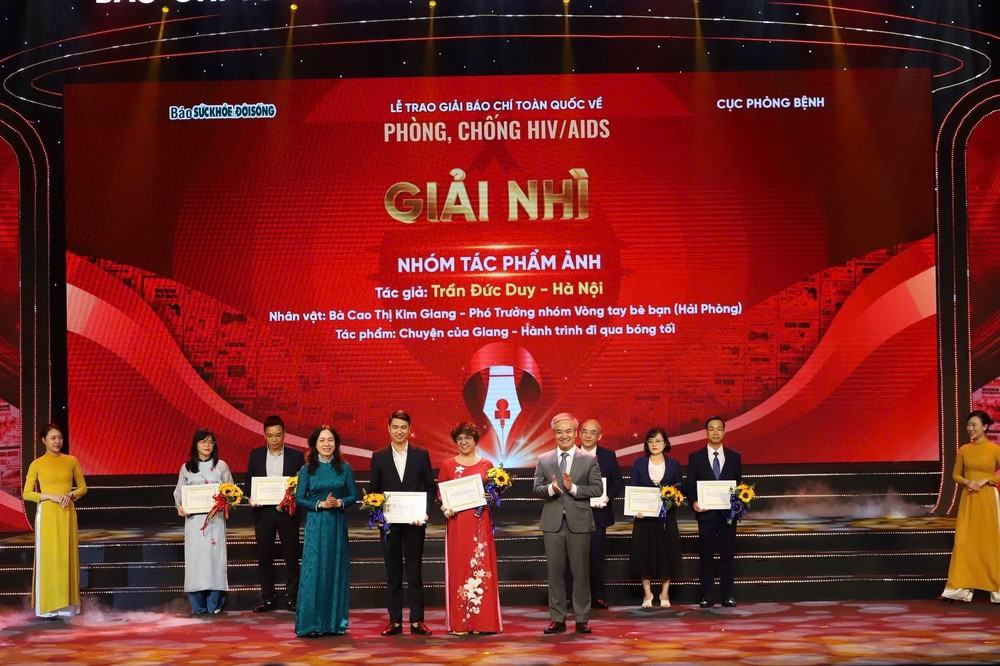 TTXVN đoạt giải Nhất Giải Báo chí toàn quốc về phòng, chống HIV/AIDS - Ảnh 2. TTXVN đoạt giải Nhất Giải Báo chí toàn quốc về phòng, chống HIV/AIDS - Ảnh 2.