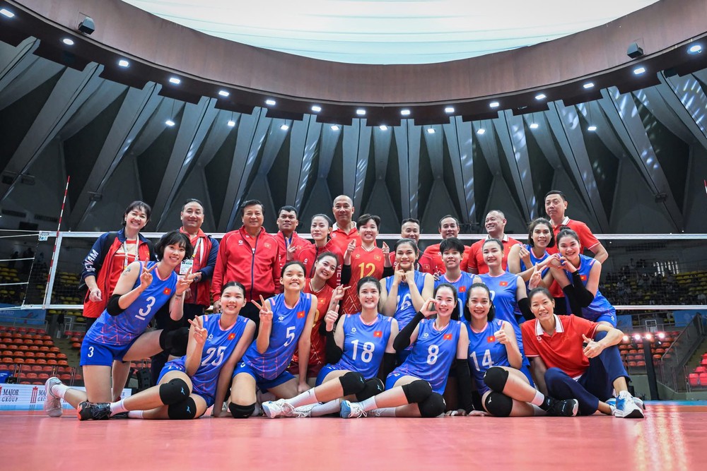 Ánh Thảo (số 5) và Lê Như Anh (thứ 4 từ phải qua trái ở hàng trên) cùng đồng đội ăn mừng chiến thắng 3-0 trước Myanmar